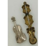 A set of sovereign scales and a novelty vesta in the form of a violin