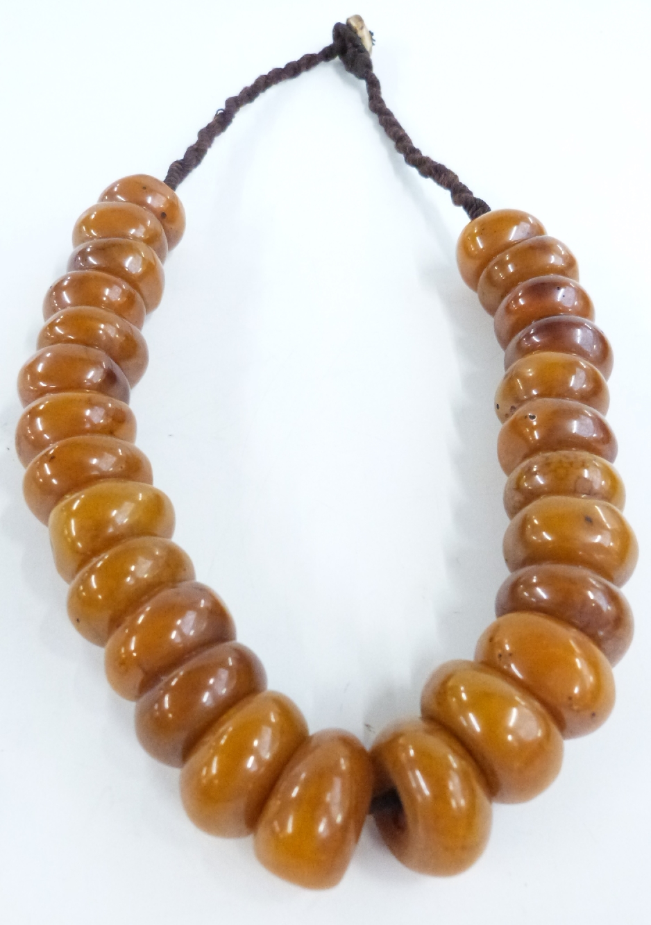 A small Baltic amber necklace made up of graduated oval beads (15g) and another amber necklace ( - Image 3 of 3