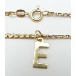A 9ct gold necklace/ chain with a 9ct gold letter E pendant, 6.6g