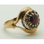 A 9ct gold ring set with garnets, 3.1g, size K
