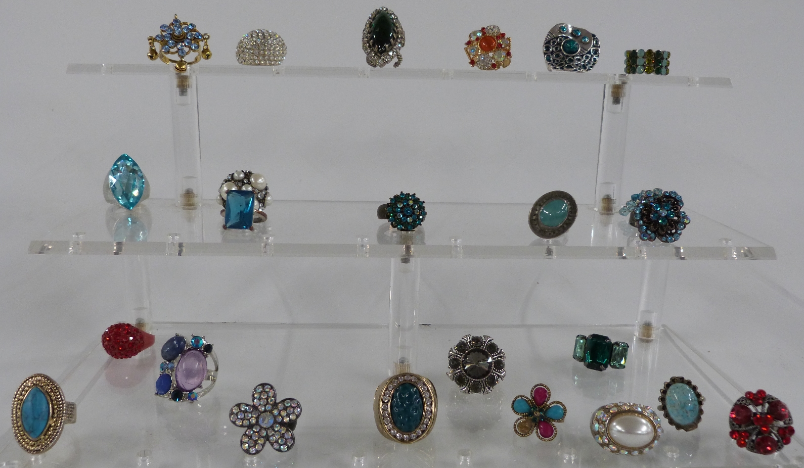 A collection of costume jewellery including rings, necklaces, etc - Image 4 of 5