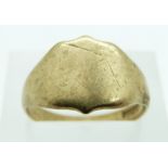 A 9ct gold signet ring, size S, 4.24g.