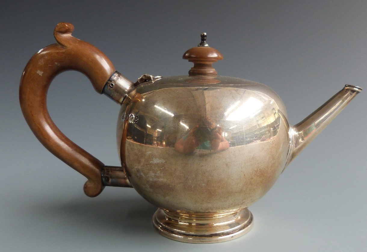 George V Irish hallmarked silver three piece bachelor's teaset, the teapot of bullet shape, Dublin - Image 2 of 7