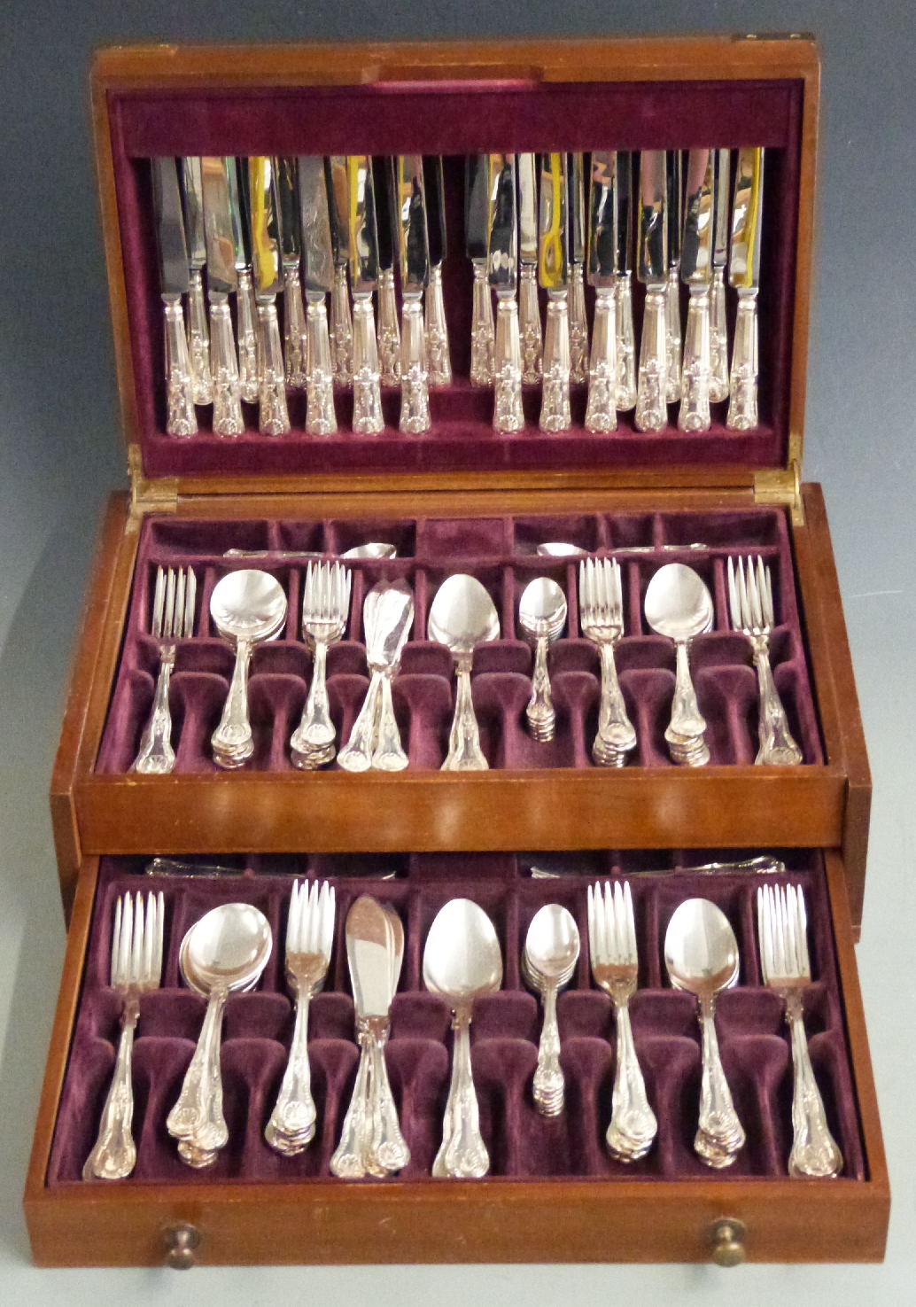 Viners twelve place setting silver plated canteen of Kings pattern cutlery