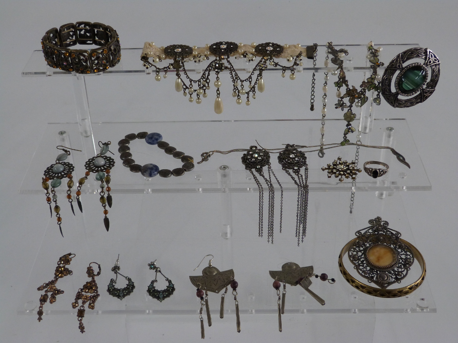 A collection of costume jewellery including 9ct gold necklace, agate necklace, necklaces etc - Image 2 of 6