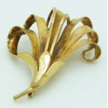 A yellow metal brooch/ pendant in a stylised foliate design, 13.4g