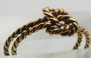 A bi-coloured 9ct gold knot ring, size H, 1.6g.