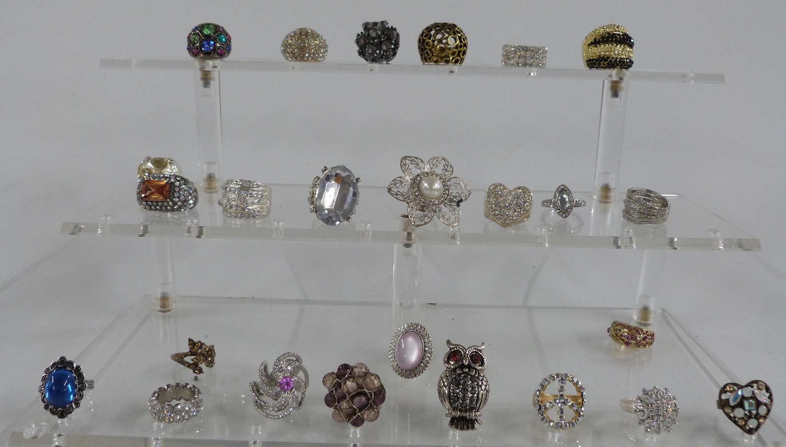 A collection of costume jewellery including rings, necklaces, etc - Image 5 of 5