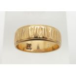 A 9ct gold wedding band with textured detail, size L, 2.9g.