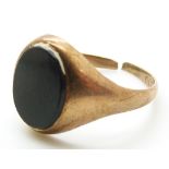 A 9ct gold signet ring set with onyx, 3g
