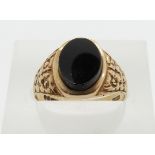 A 9ct gold ring set with onyx, size M, 2.6g.