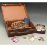 Vintage suitcase containing an amateur collection of UK coinage Queen Victoria onwards, plenty of