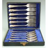 Cased set of 12 Edward VII Walker & Hall hallmarked silver rat tail pattern dinner forks, London
