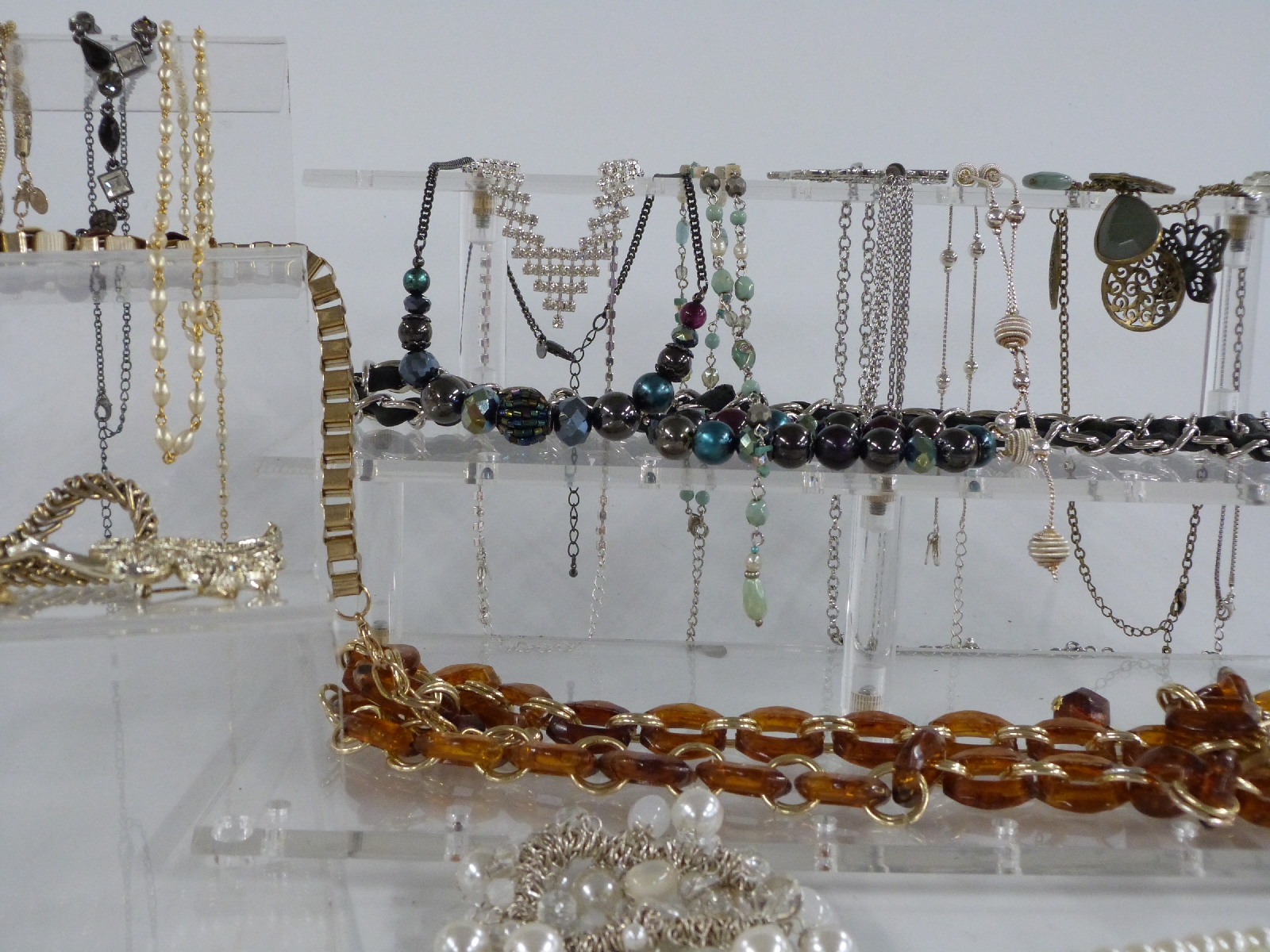 A collection of costume jewellery including rings, necklaces, etc - Image 3 of 5