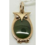 A 9ct gold owl pendant set with nephrite jade, 2 x 1cm, 2.6g