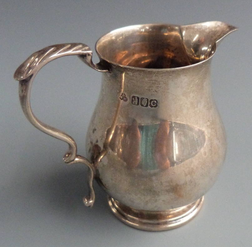 George V Irish hallmarked silver three piece bachelor's teaset, the teapot of bullet shape, Dublin - Image 4 of 7