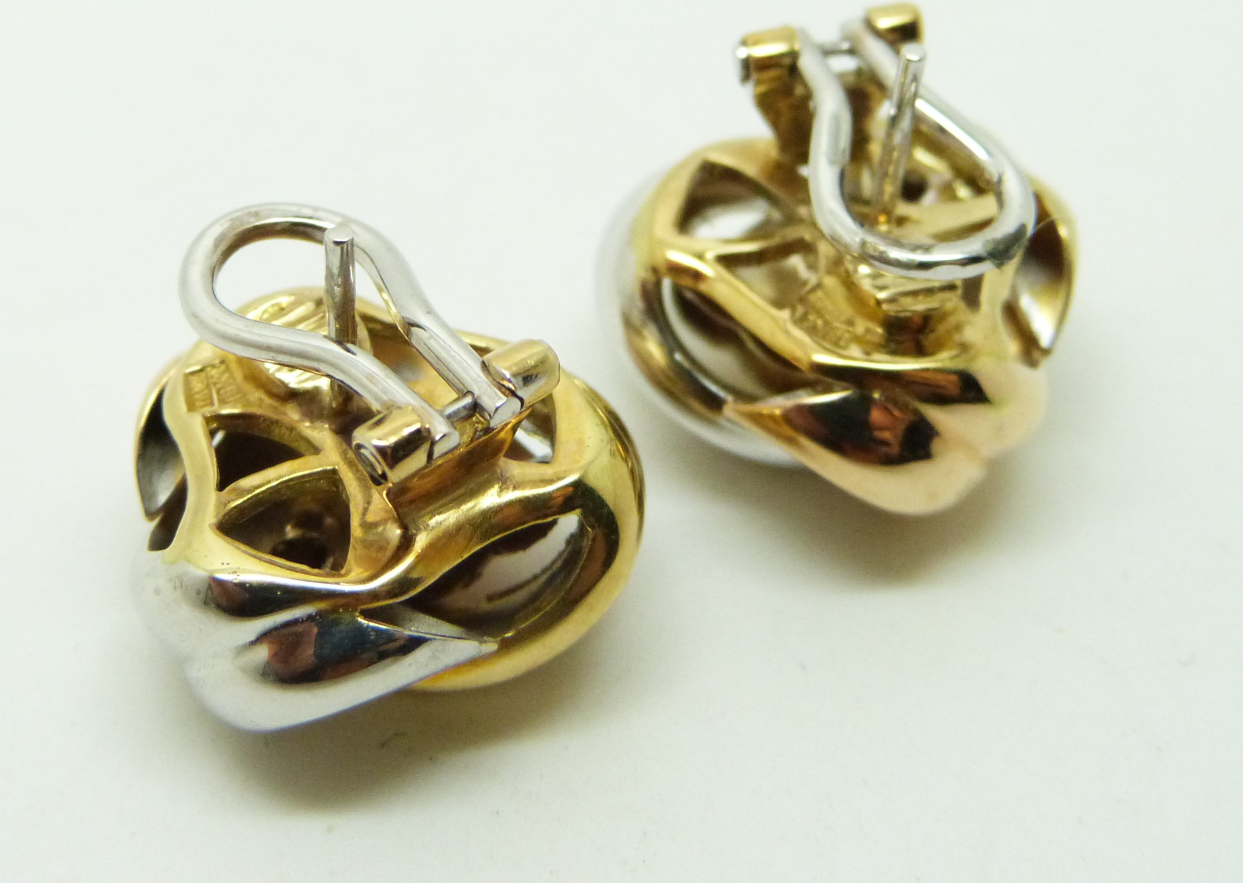 A pair of 18k gold bi-coloured knot earrings - Image 2 of 2