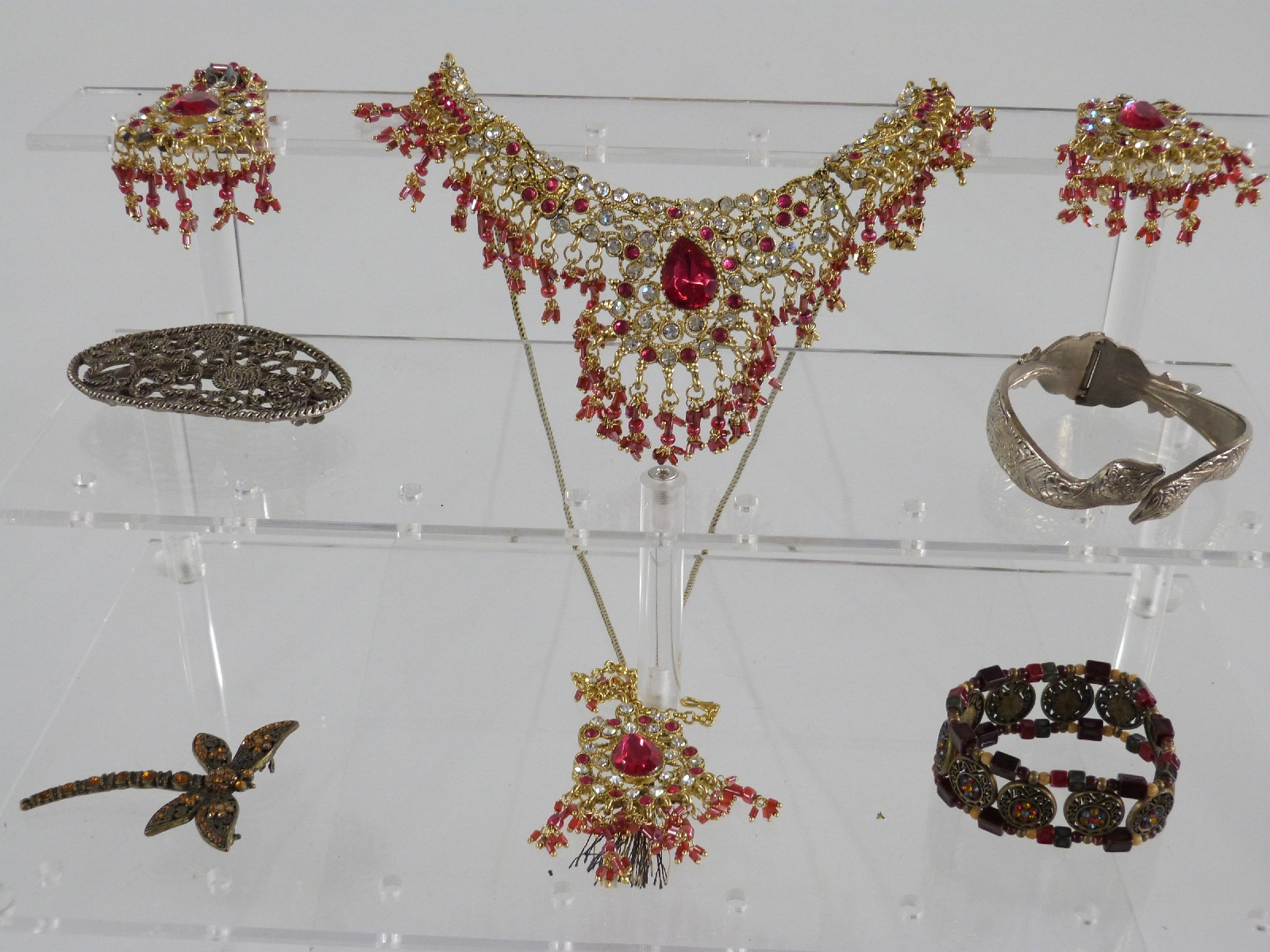 A collection of costume jewellery including 9ct gold necklace, agate necklace, necklaces etc - Image 4 of 6