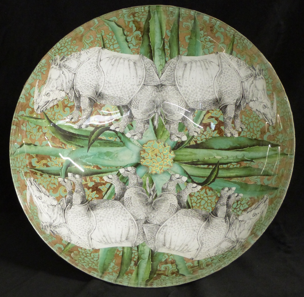 Glass pedestal fruit bowl with rhino and zebra decoration, H20cm, diameter 37cm - Image 3 of 4