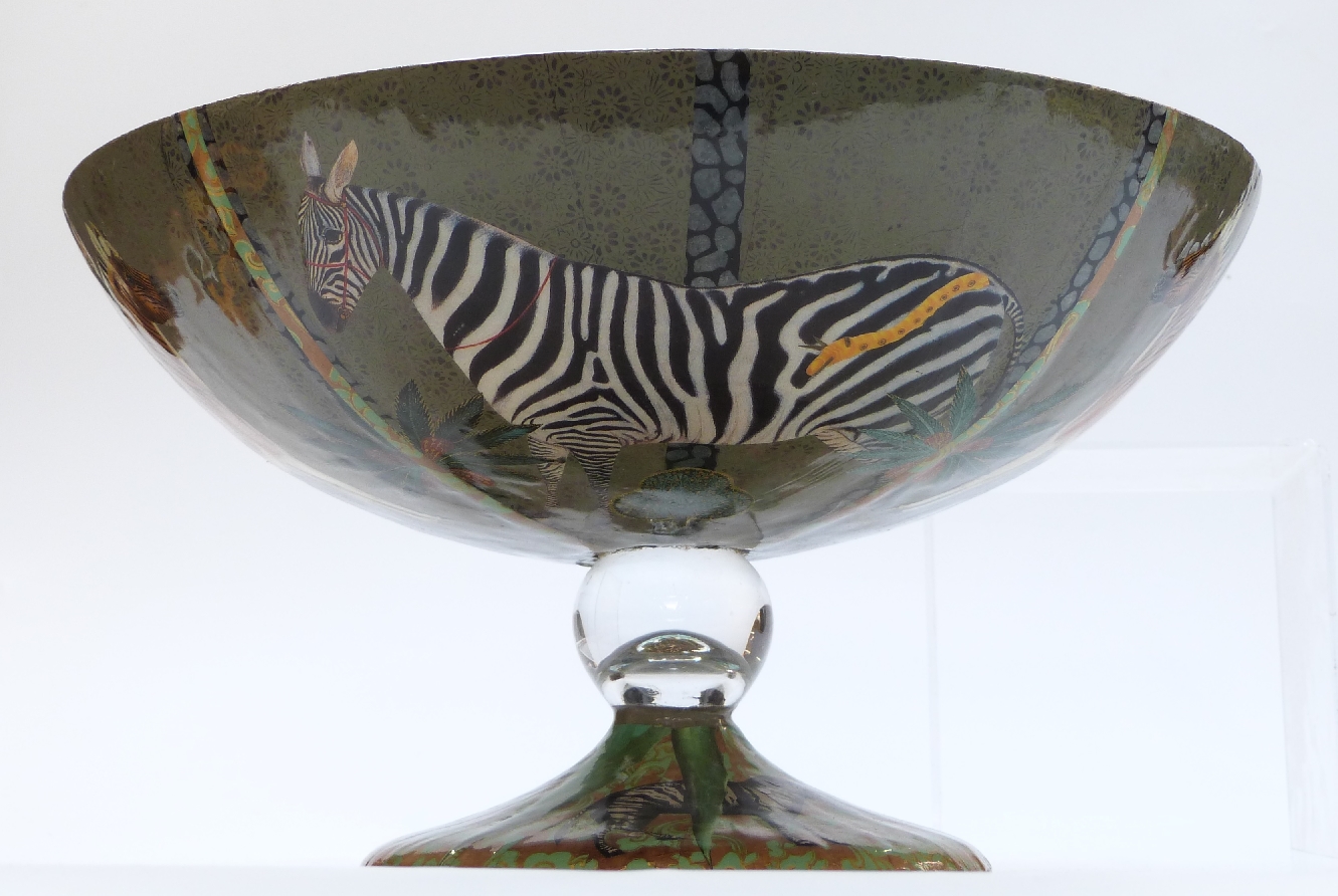 Glass pedestal fruit bowl with rhino and zebra decoration, H20cm, diameter 37cm - Image 2 of 4