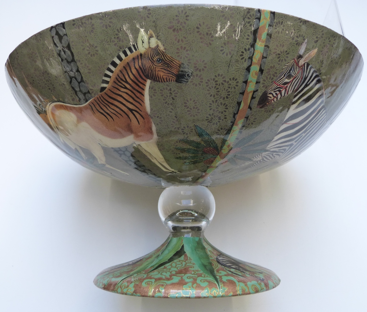 Glass pedestal fruit bowl with rhino and zebra decoration, H20cm, diameter 37cm
