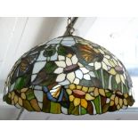 Tiffany-style glass lamp shade with butterfly decoration, 43cm diameter