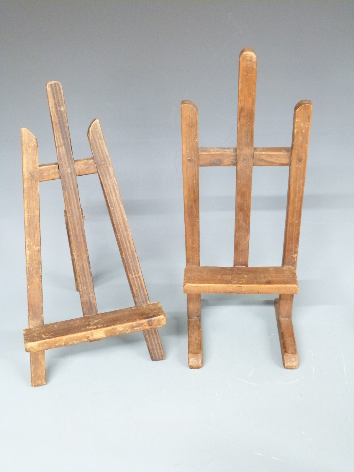 Five small table top artist's easels, tallest 58cm - Image 2 of 3