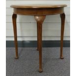 Occasional table with Windsor coat of arms, raised on cabriole legs, diameter 59cm