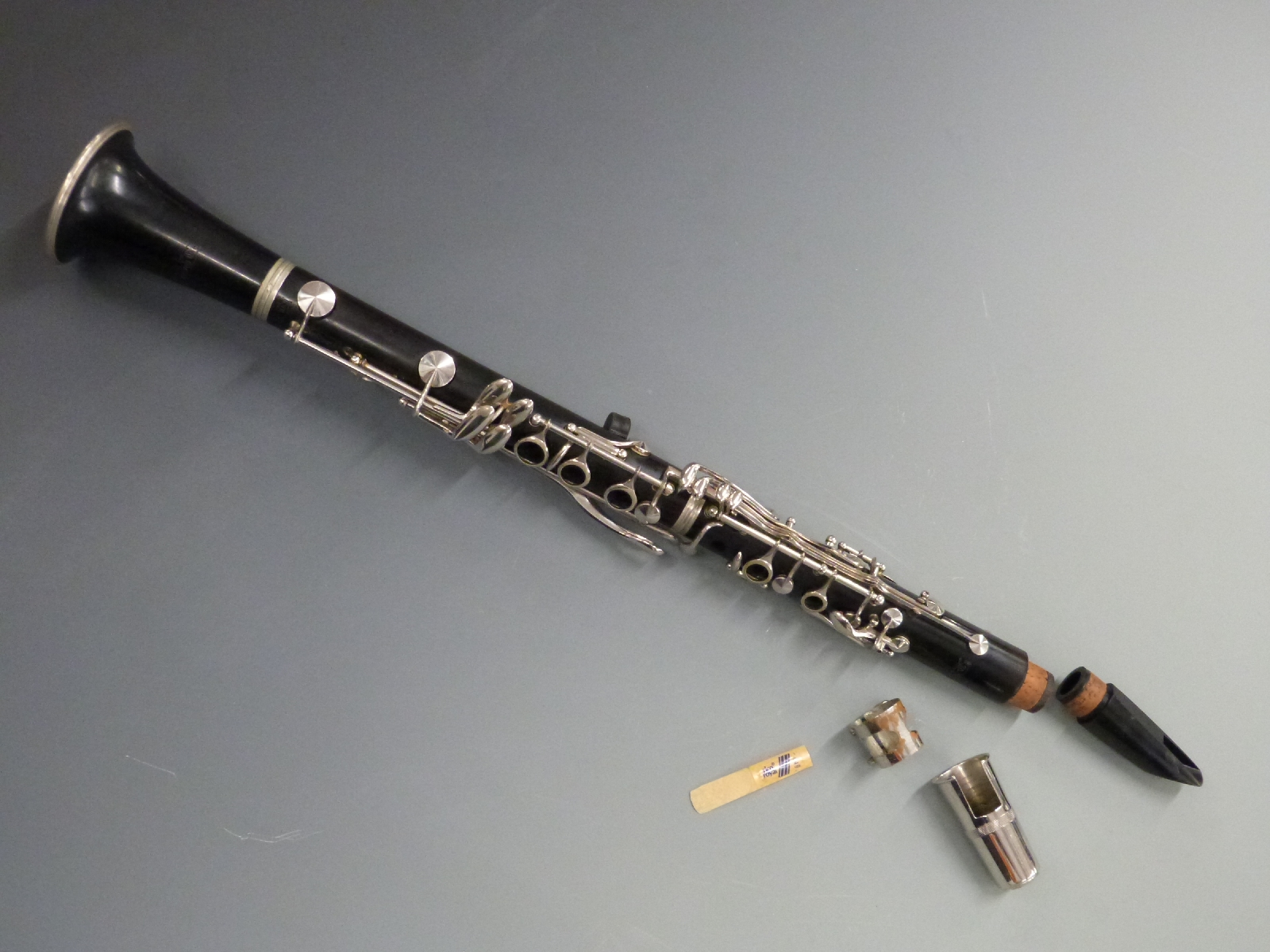 J M Grassi, Milano mid 20thC Blackwood clarinet in fitted case, serial no 1672