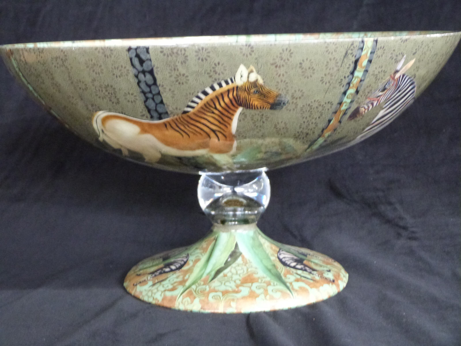Glass pedestal fruit bowl with rhino and zebra decoration, H20cm, diameter 37cm - Image 4 of 4