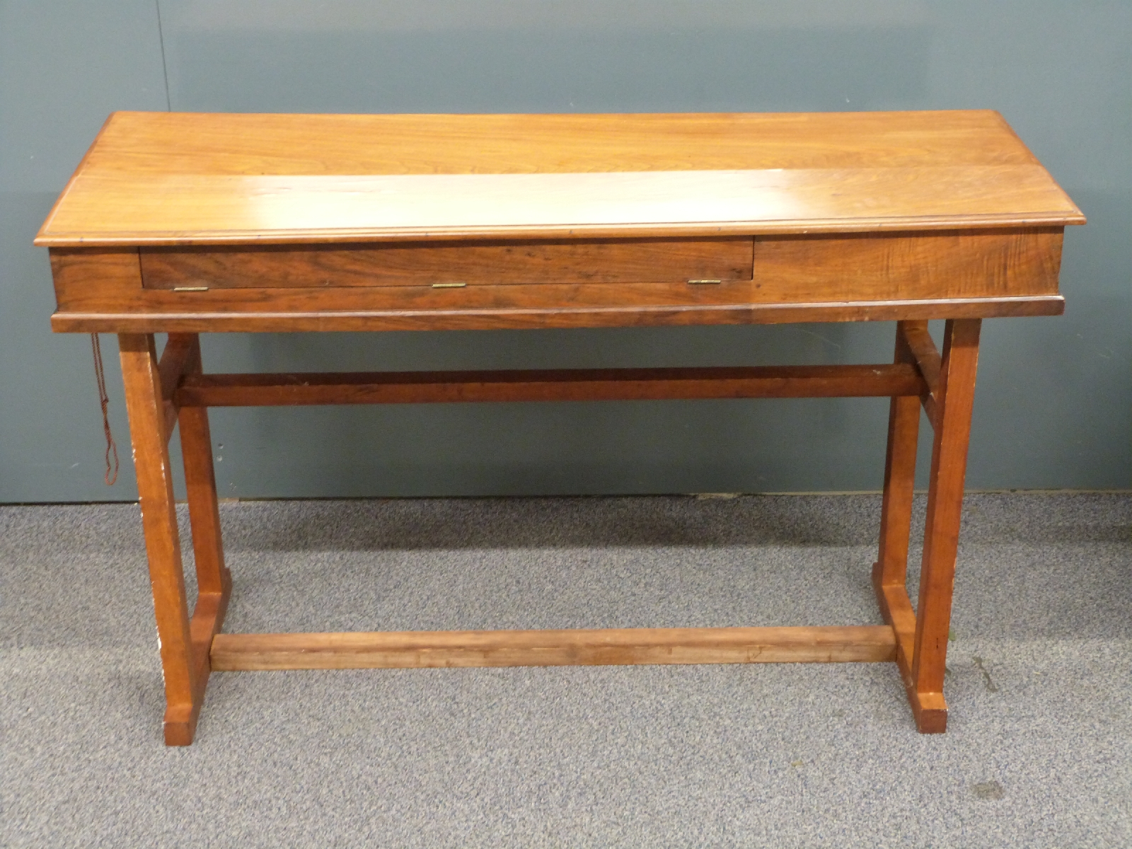 Alec Hodson of Lavenham, Suffolk clavichord in walnut case MCMLI (1951), with ebony keys and boxwood - Image 4 of 4