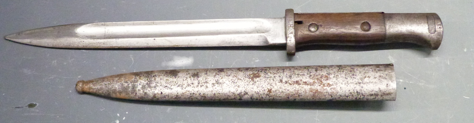 German 84/98 pattern bayonet with flashguard, Erfurt to ricasso, 9.H.3.79 to guard and 25cm fullered - Image 2 of 6