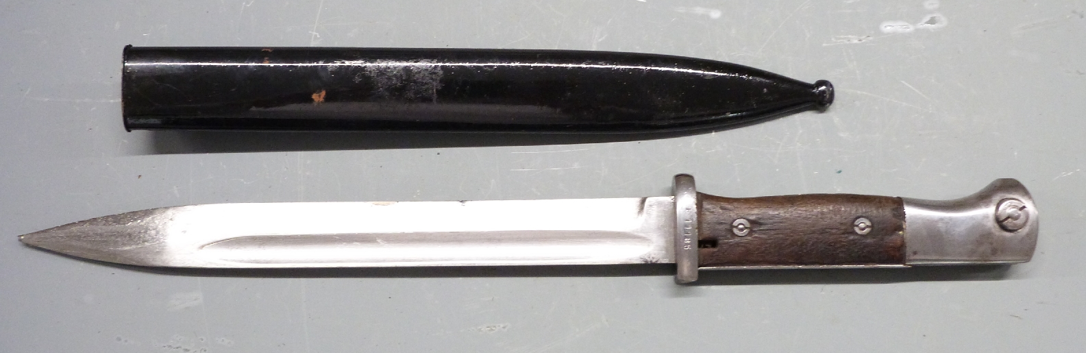 German 84/98 pattern bayonet with flashguard, F11185 to guard and 25cm fullered blade and scabbard