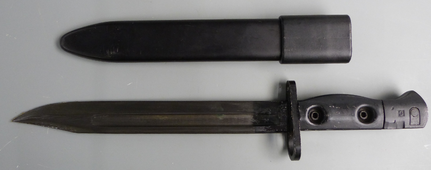 British L1A4 bayonet with 20cm fullered bowie blade and L3A1 plastic scabbard - Image 2 of 5