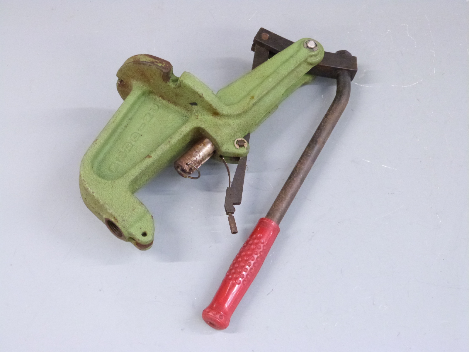 A handheld clay pigeon launcher together with a Redding shotgun cartridge re-loading tool. - Image 3 of 3