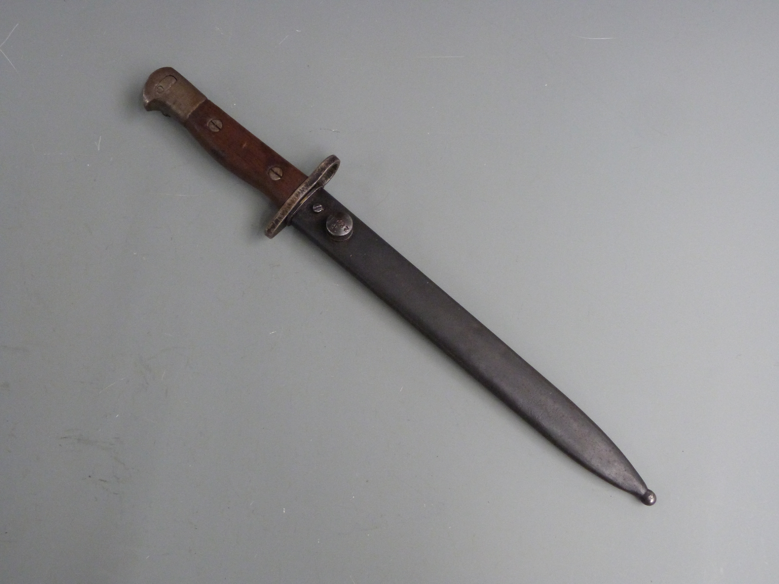 British No5 style bayonet with 22cm fullered Bowie blade and scabbard - Image 4 of 4