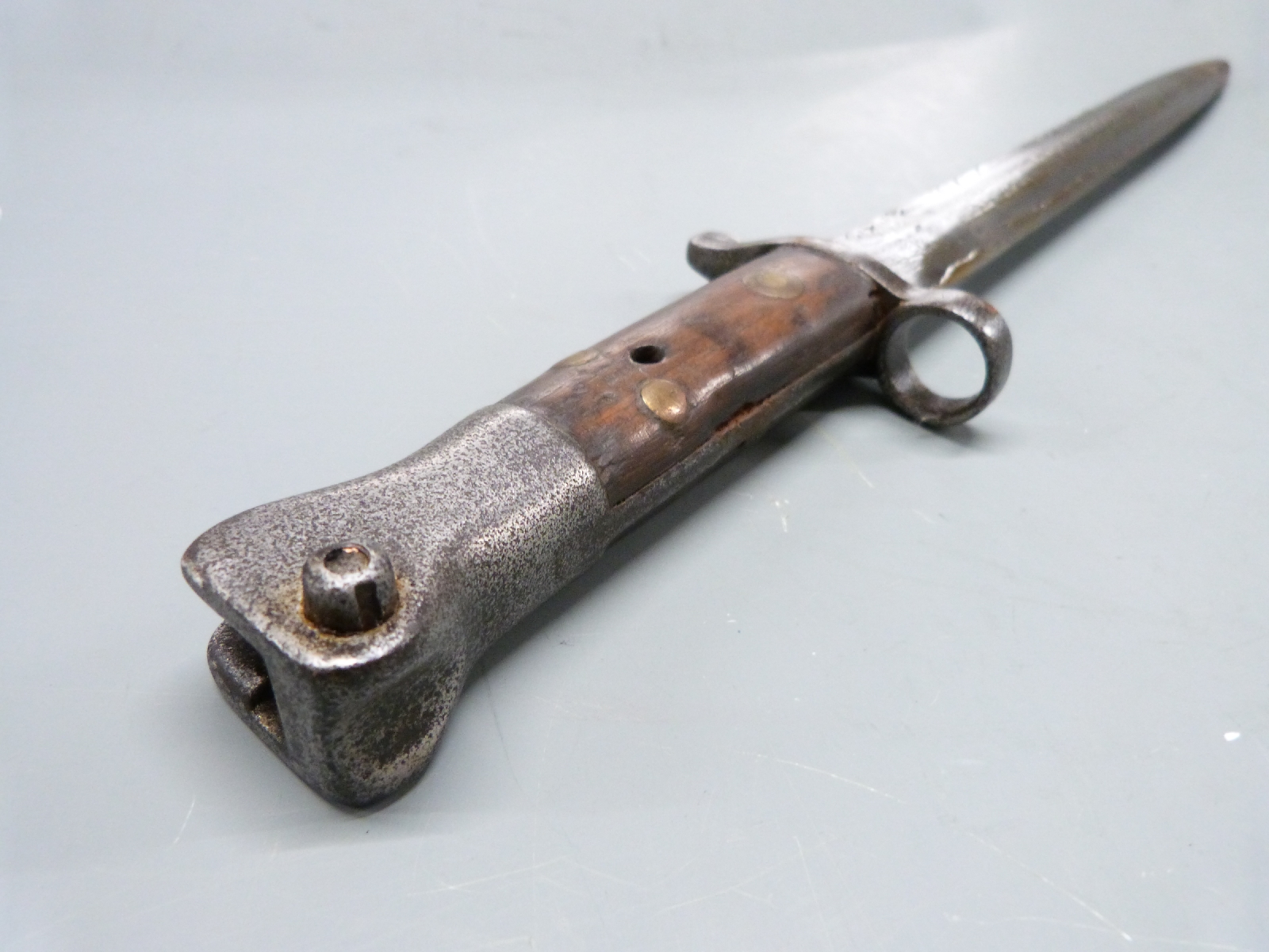 British 1888 pattern bayonet Mk 1 first type with grip plates secured by three rivets, blade - Image 3 of 7