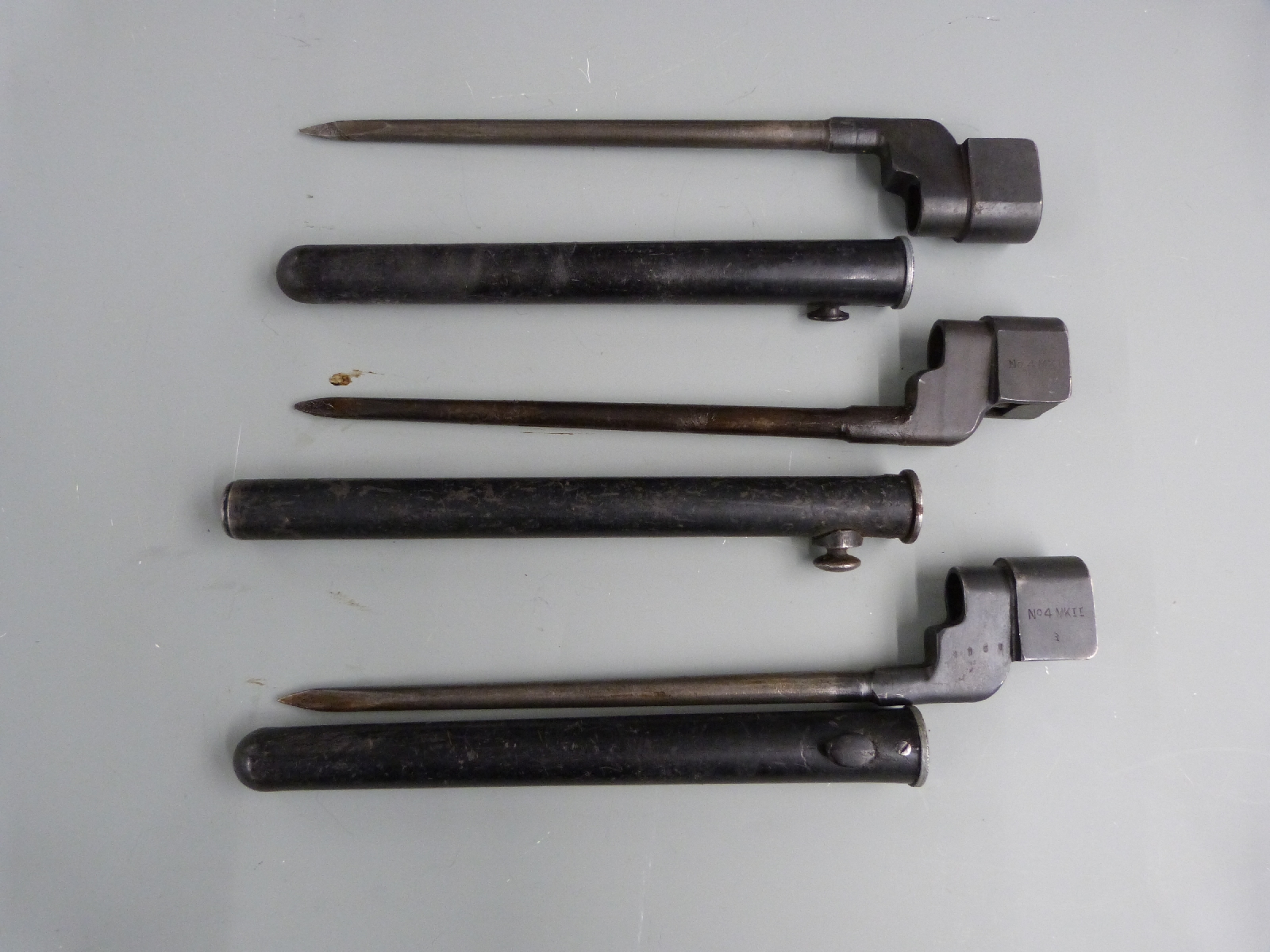 Three British No4 Mk2 spike bayonets with 20cm blades with scabbards - Image 2 of 5