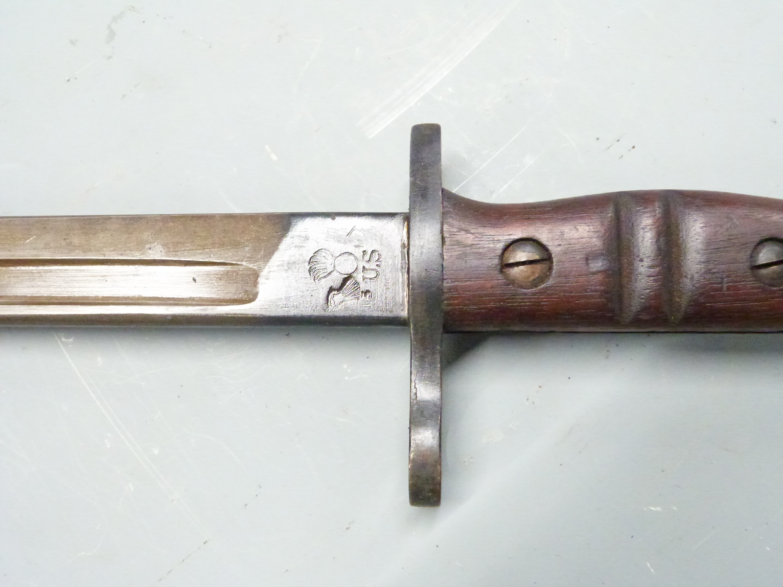 American 1917 pattern sword bayonet, some clear stamps to ricasso, 43cm fullered blade, scabbard and - Image 6 of 6