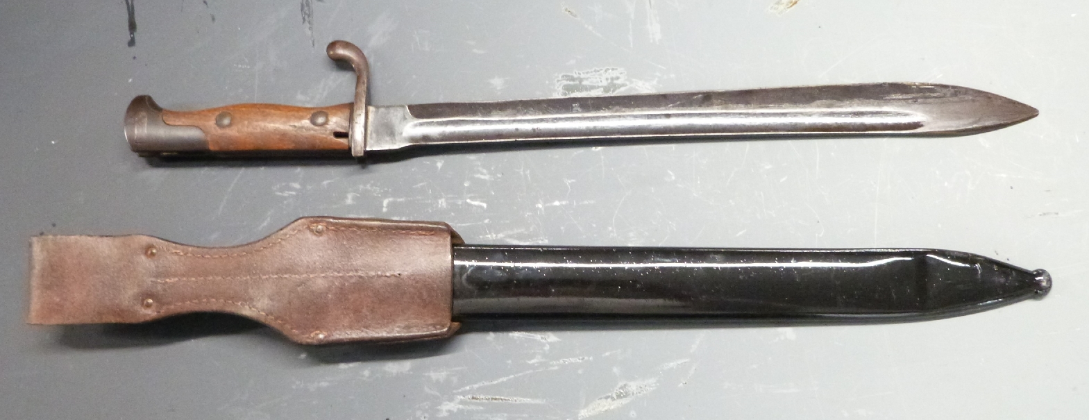 German 98/05 pattern bayonet with sawback removed, marked 917 to crossguard, 36cm blade, with - Image 2 of 6