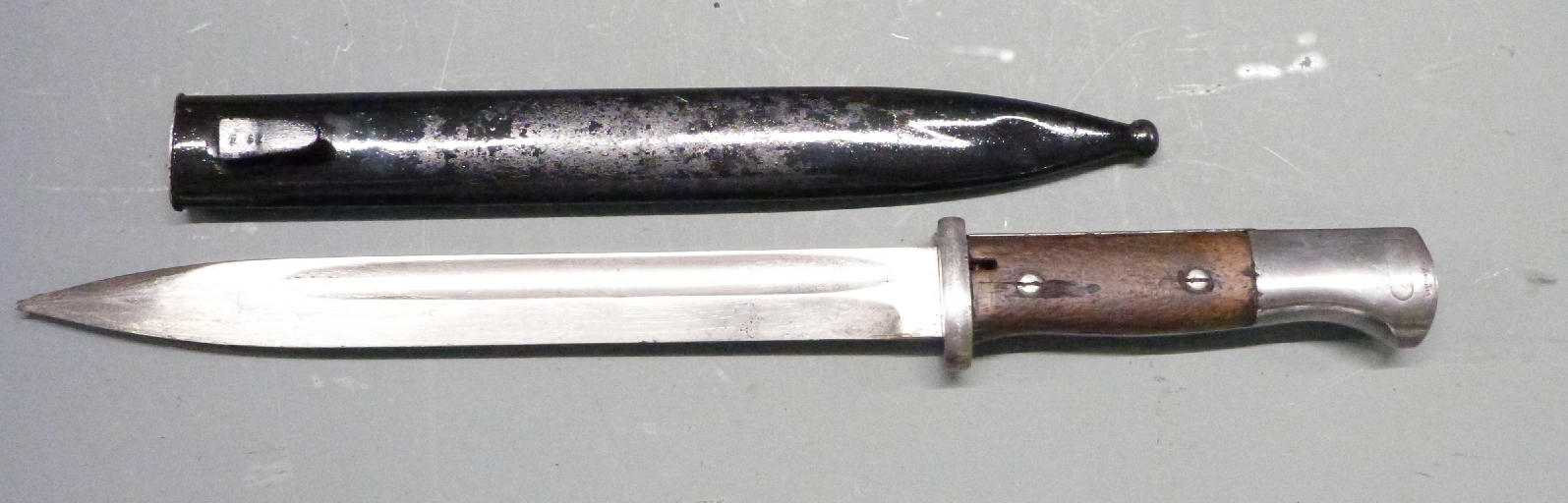 German 84/98 pattern bayonet with flashguard, F11185 to guard and 25cm fullered blade and scabbard - Image 2 of 5