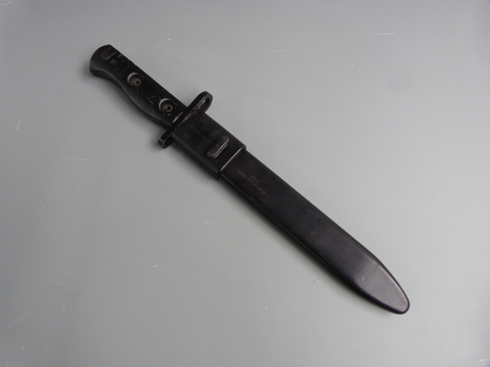 British L1A4 bayonet with 20cm fullered bowie blade and L3A1 plastic scabbard - Image 5 of 5