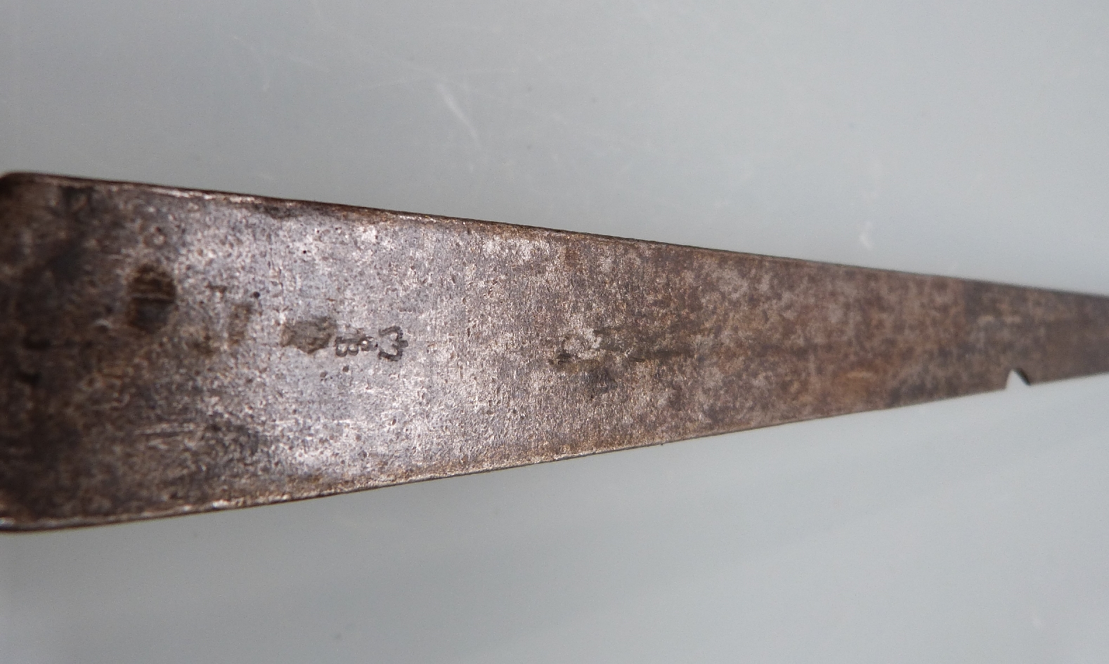 British 1842 pattern socket bayonet with 43cm blade together with a 47.5cm cruciform blade example - Image 3 of 5