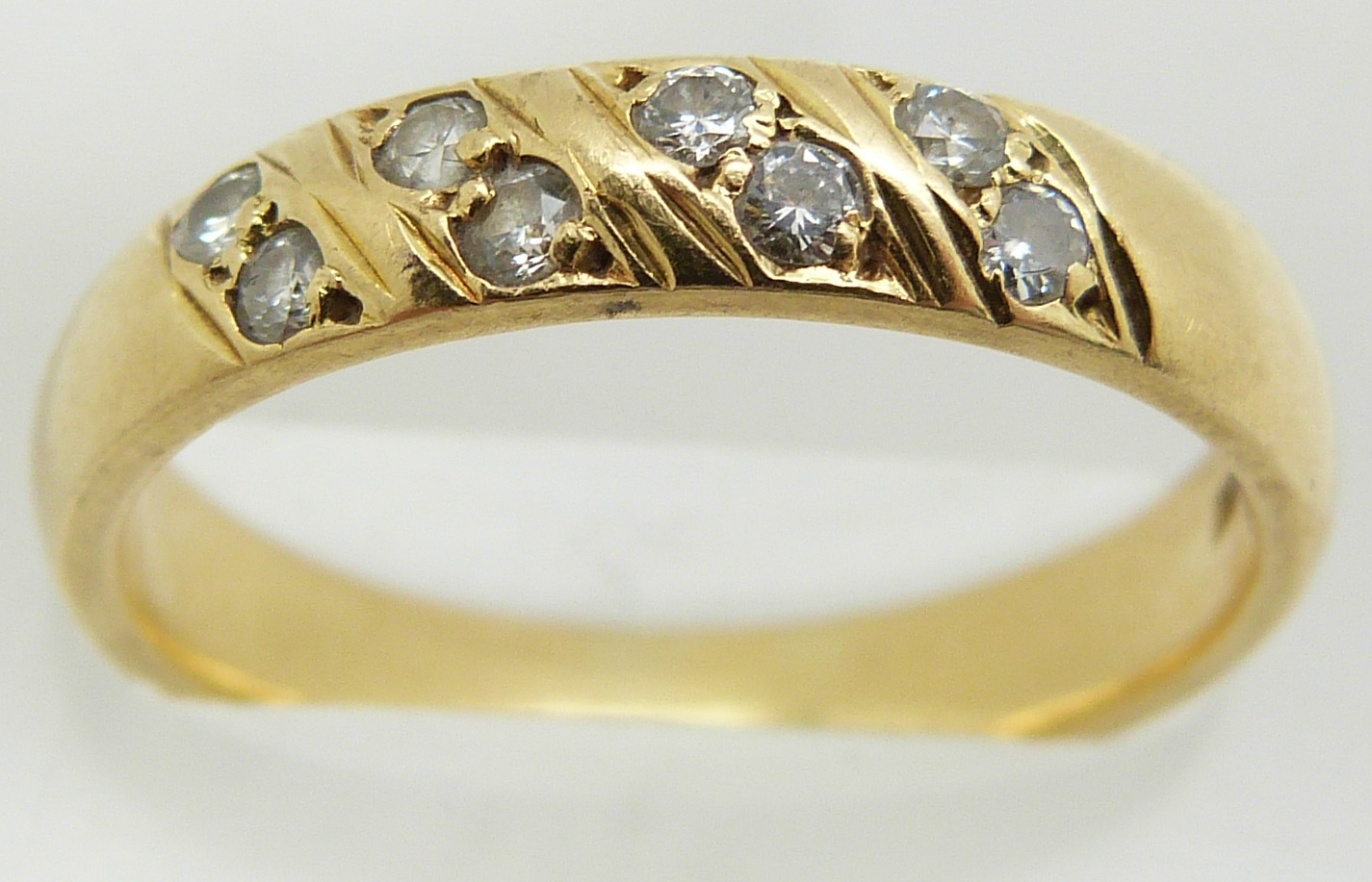 An 18ct gold ring set with diamonds, 4.3g, size O