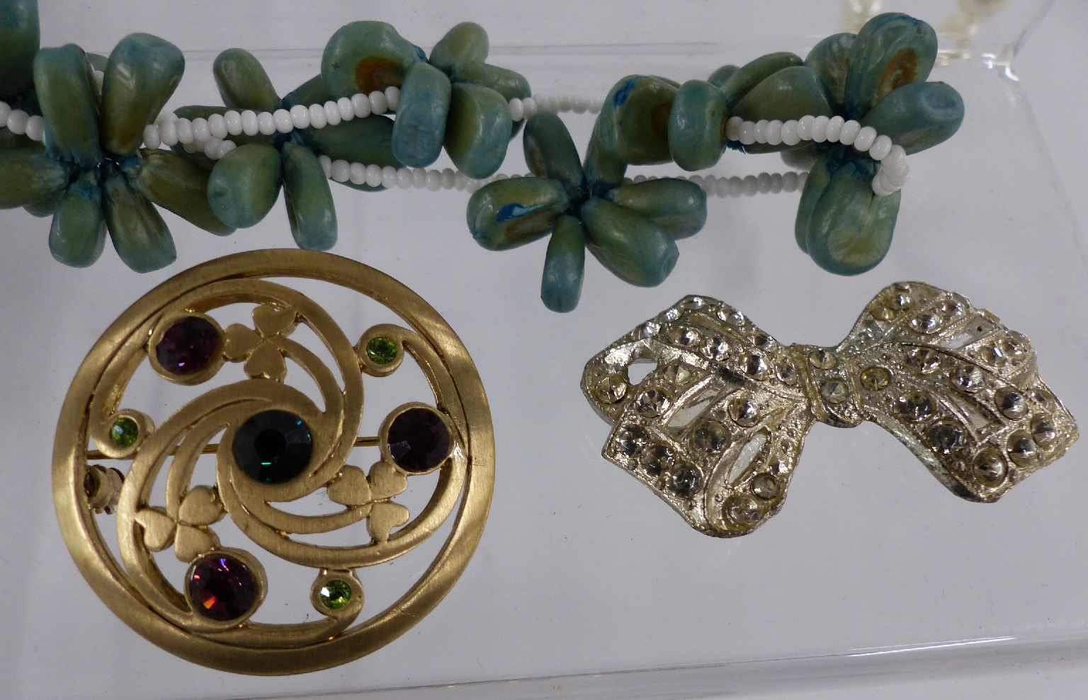 A collection of costume jewellery and watches including brooches and beads - Image 3 of 3