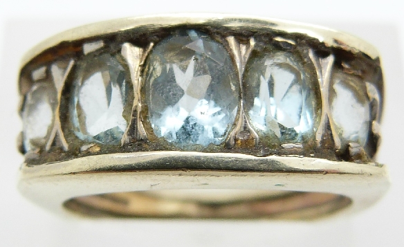 A 9ct gold ring set with an aquamarines, 6.6g, size N - Image 2 of 4