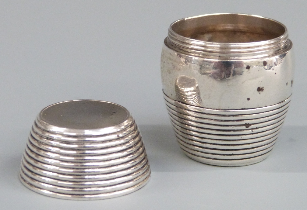 Georgian white metal possibly provincial silver nutmeg or similar holder with screw off top, in - Bild 2 aus 3