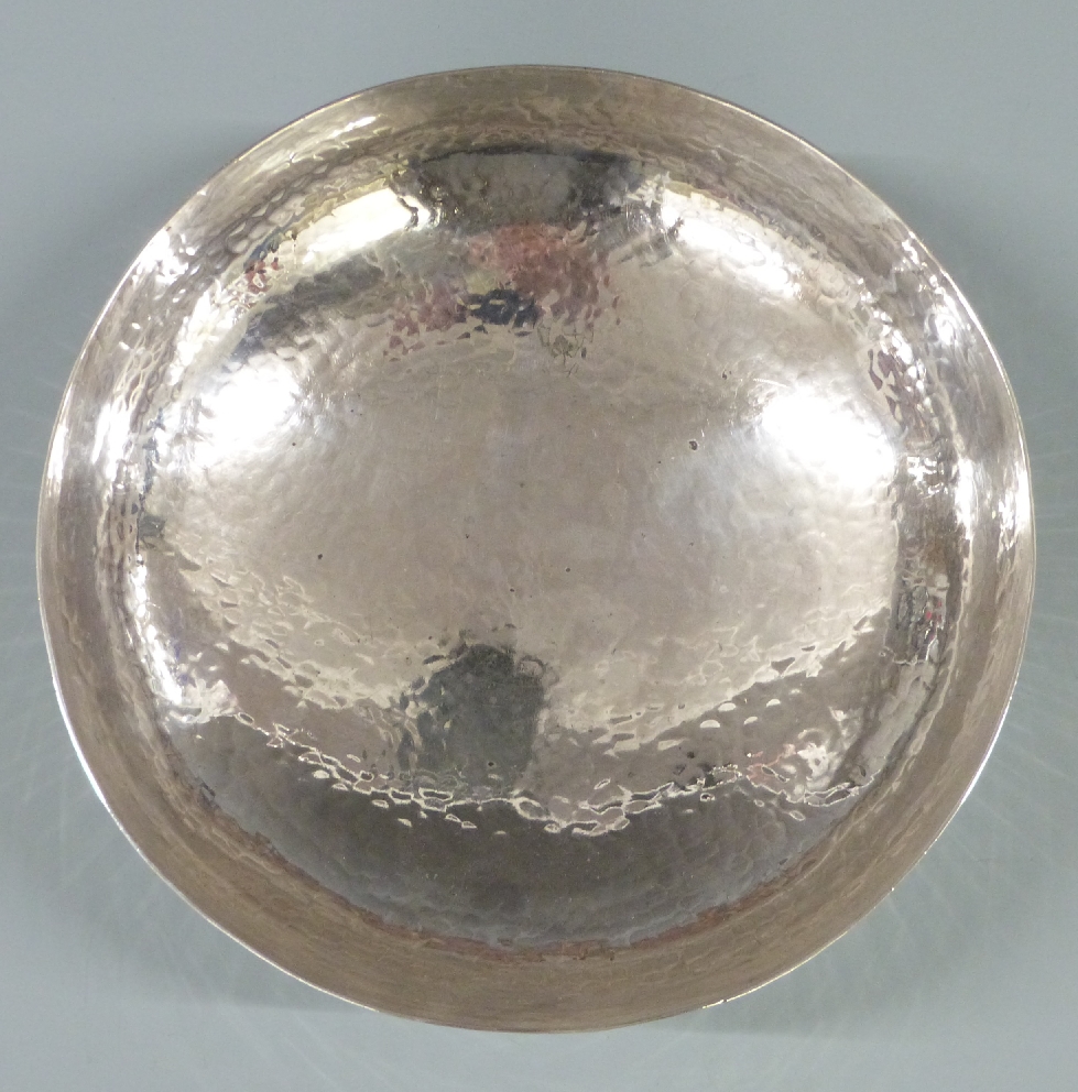 George V Art Deco / Arts and Crafts bowl with hammered finish, London 1934 maker's mark CE, diameter - Bild 2 aus 3