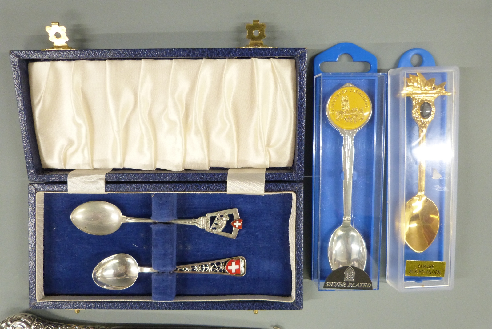 Various hallmarked silver collectors and comemeorative spoons, weight 301g all in, three white metal - Bild 2 aus 6