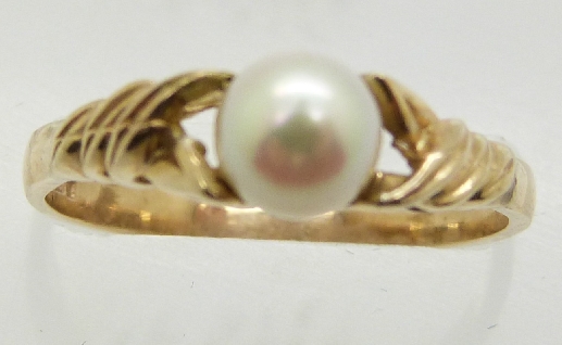 A 9ct gold ring set with a pearl, 2.3g, size P - Image 2 of 3